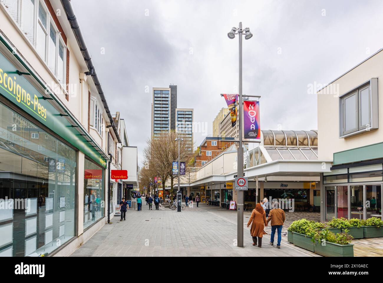Via commerciale con negozi e uffici nel centro pedonale di Woking, una città nel Surrey, in Inghilterra Foto Stock