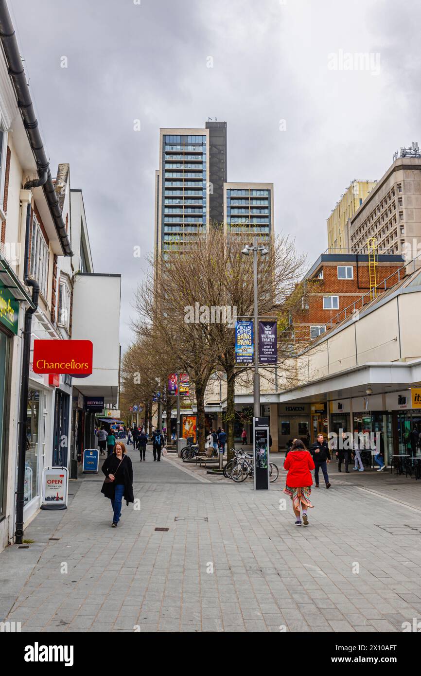 Via commerciale con negozi e uffici nel centro pedonale di Woking, una città nel Surrey, in Inghilterra Foto Stock
