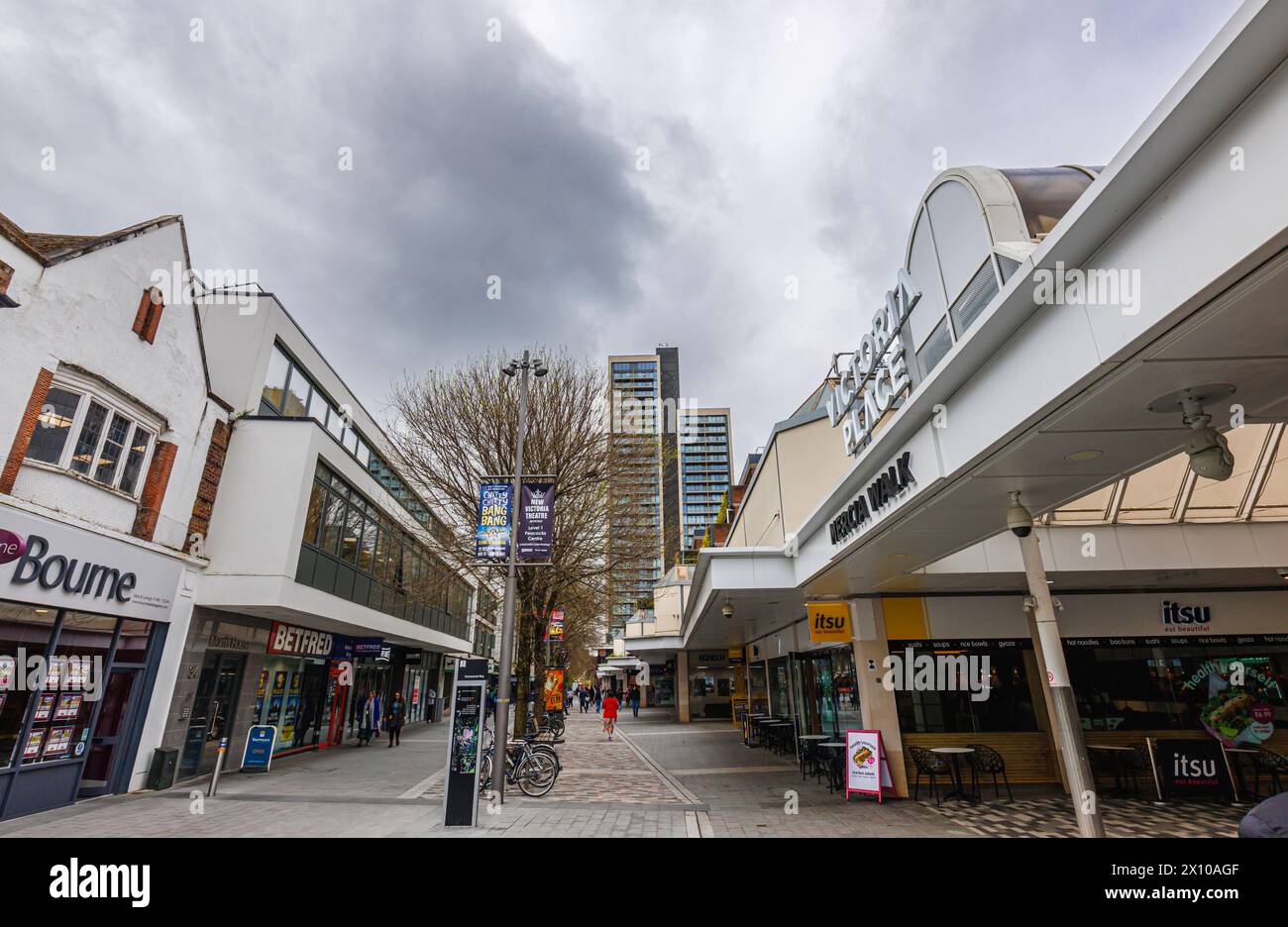 Via commerciale con negozi e ristoranti nel centro pedonale di Woking, una città nel Surrey, in Inghilterra Foto Stock