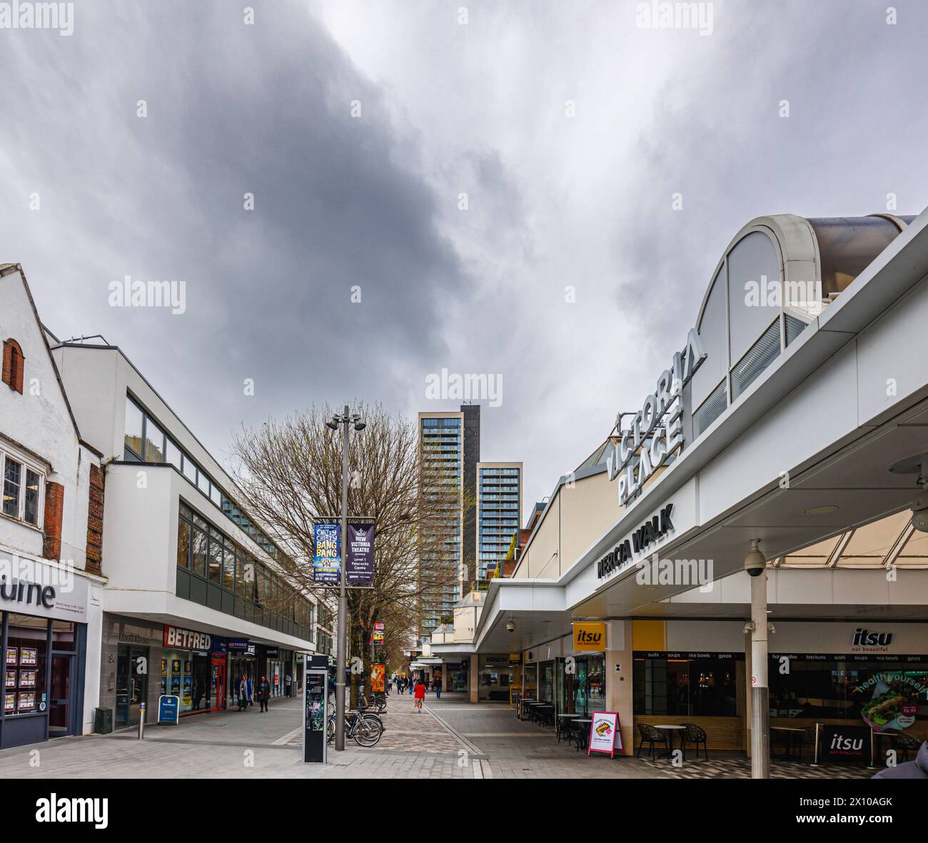 Via commerciale con negozi e ristoranti nel centro pedonale di Woking, una città nel Surrey, in Inghilterra Foto Stock
