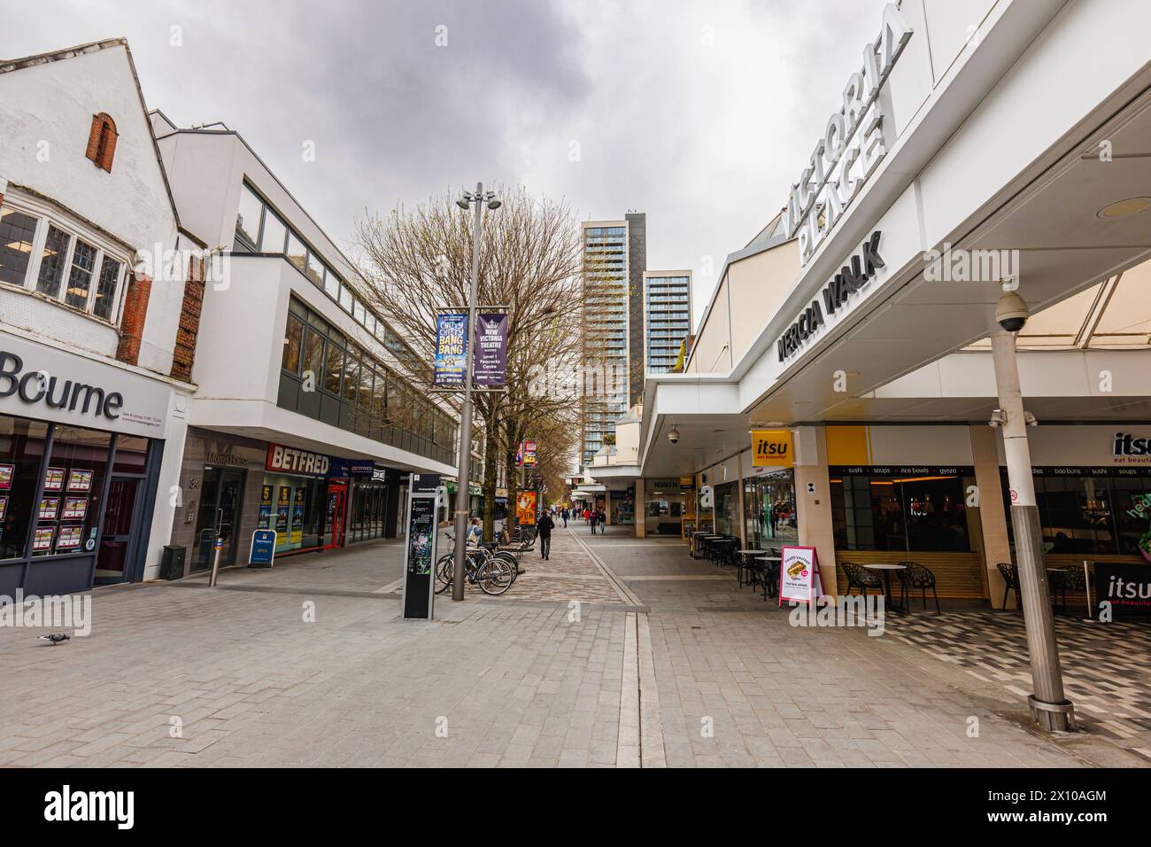 Via commerciale con negozi e ristoranti nel centro pedonale di Woking, una città nel Surrey, in Inghilterra Foto Stock