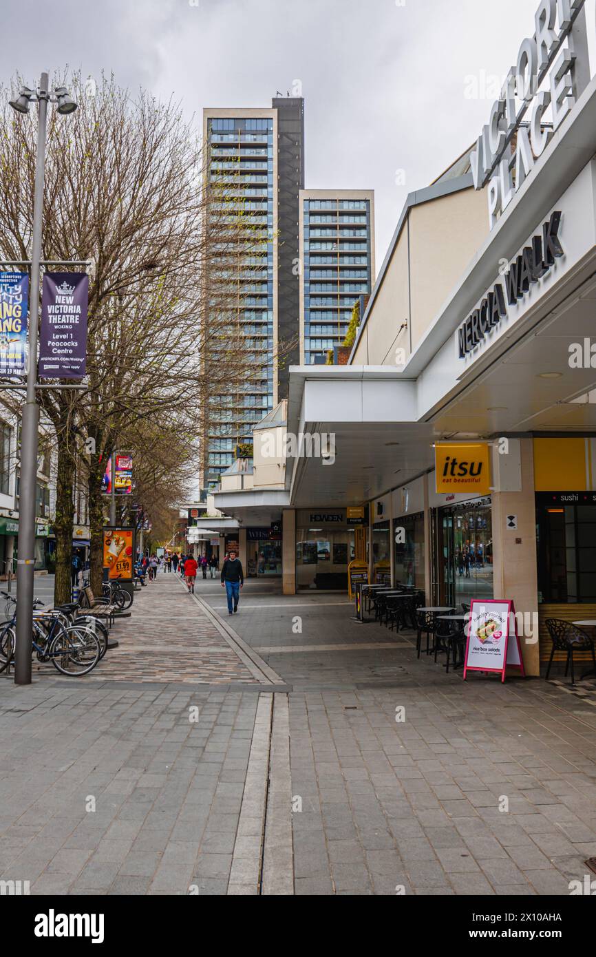 Via commerciale con negozi e ristoranti nel centro pedonale di Woking, una città nel Surrey, in Inghilterra Foto Stock