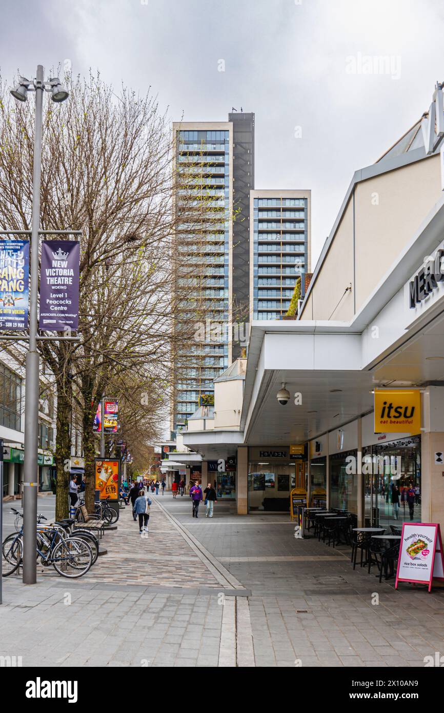 Via commerciale con negozi e ristoranti nel centro pedonale di Woking, una città nel Surrey, in Inghilterra Foto Stock