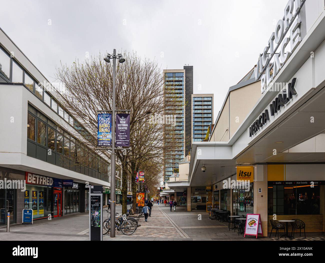 Via commerciale con negozi e ristoranti nel centro pedonale di Woking, una città nel Surrey, in Inghilterra Foto Stock