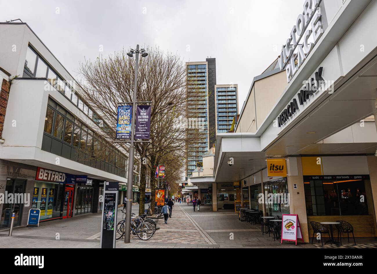 Via commerciale con negozi e ristoranti nel centro pedonale di Woking, una città nel Surrey, in Inghilterra Foto Stock