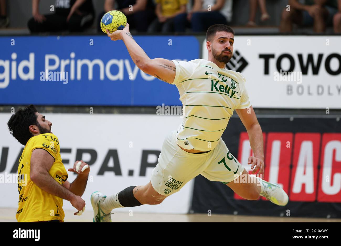 Braga, Portogallo. 14 aprile 2024. Braga, 04/14/2024 - l'Académico Basket Clube ha affrontato lo Sporting Clube de Portugal questo pomeriggio nella prima prova della fase A finale del Campionato Nazionale di pallamano 2023/24. La partita è stata giocata al Pavilhão Flávio Sá Leite di Braga. José Rebelo (ABC); Martim Costa (Sporting CP) (Global Imagens) crediti: Atlantico Press/Alamy Live News Foto Stock