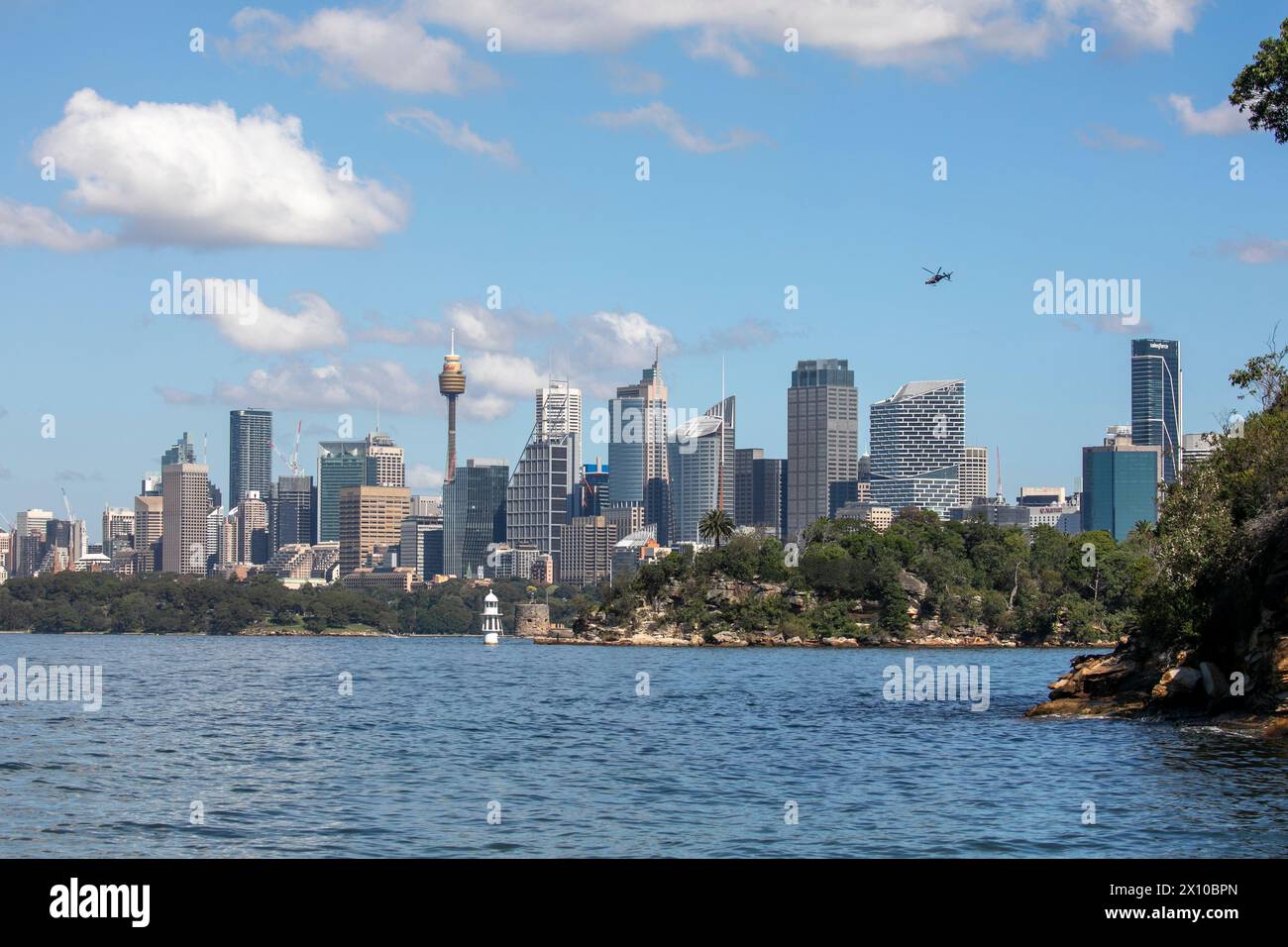 Il centro di Sydney e il CBD, alti edifici e grattacieli visti dall'altra parte del porto di Sydney, New South Wales, Australia, 2024 Foto Stock