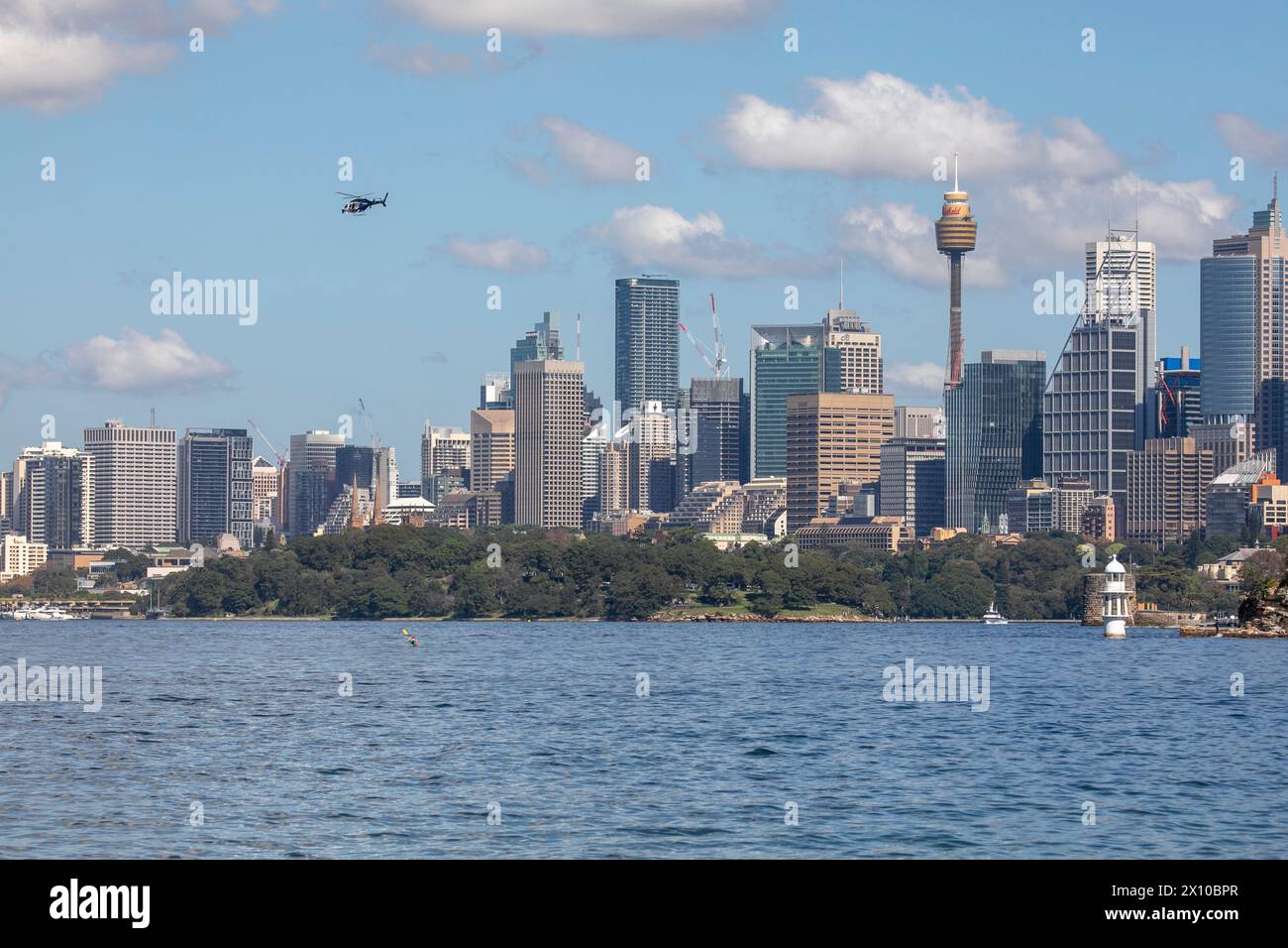 Paesaggio urbano e skyline di Sydney con grattacieli alti, pattuglia aerea in elicottero della polizia, Sydney, NSW, Australia Foto Stock