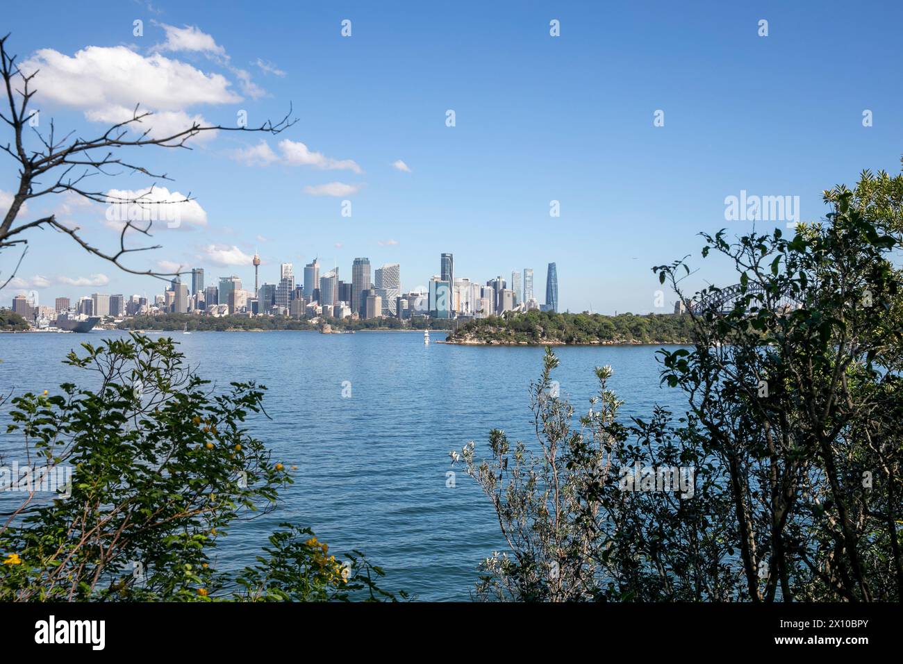 Il centro di Sydney e il CBD, alti edifici e grattacieli visti dall'altra parte del porto di Sydney, New South Wales, Australia, 2024 Foto Stock