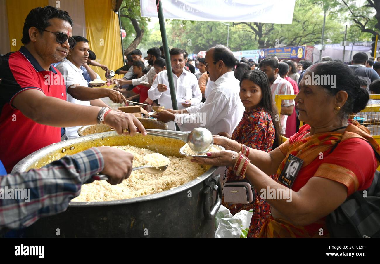 NUOVA DELHI, INDIA - 14 APRILE: La gente celebra durante il 134° anniversario della nascita di Baba Bhimrao Ramji Ambedkar Jyanti, in Parliament Street, il 14 aprile 2024 a nuova Delhi, India. Ogni anno, il 14 aprile, l'anniversario della nascita del dottor Bhimrao Ramji Ambedkar viene celebrato come Ambedkar Jayanti. La Costituzione indiana è stata scritta dal riformatore sociale Dr. BR Ambedkar, spesso noto come "Babasaheb". Era un economista e giurista le cui idee hanno influenzato diverse generazioni. Anche il movimento Dalit in India fu guidato dal dottor Ambedkar. (Foto di Sonu Mehta/Hindustan Times/Sipa USA ) Foto Stock