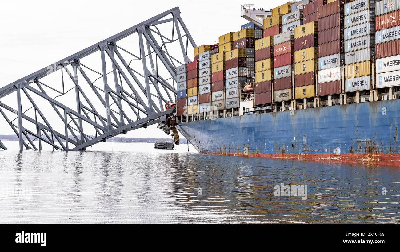 Dundalk, Stati Uniti d'America. 26 marzo 2024. La portaerei MV Dali incastrata nelle capriate d'acciaio del Francis Scott Key Bridge crollato bloccando il canale di Fort McHenry, il 26 marzo 2024, vicino a Dundalk, Maryland. Il ponte fu colpito dalla nave portacontainer di 984 piedi la mattina presto del 26 marzo e crollò uccidendo sei lavoratori e chiudendo il porto di Baltimora. Crediti: Dave Adams/USACE/Alamy Live News Foto Stock