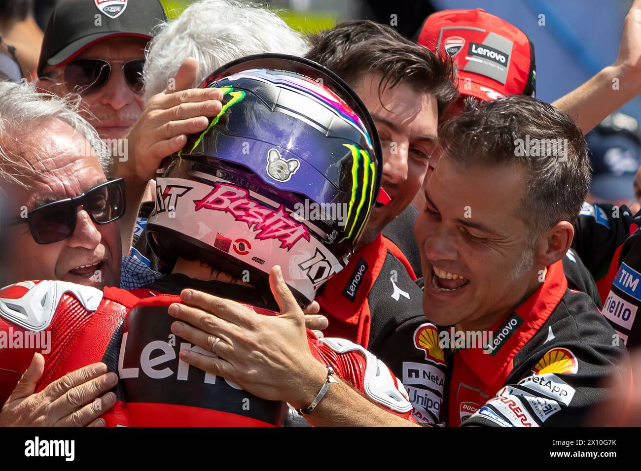 Austin, Texas, Stati Uniti. 14 aprile 2024. Il pilota italiano Ducati Lenovo Team ENEA Bastianini (23) festeggia con il team IS durante il MotoGP Red Bull Grand Prix of the Americas sul circuito delle Americhe. (Immagine di credito: © Mark Fann/ZUMA Press Wire) SOLO PER USO EDITORIALE! Non per USO commerciale! Crediti: ZUMA Press, Inc./Alamy Live News Foto Stock