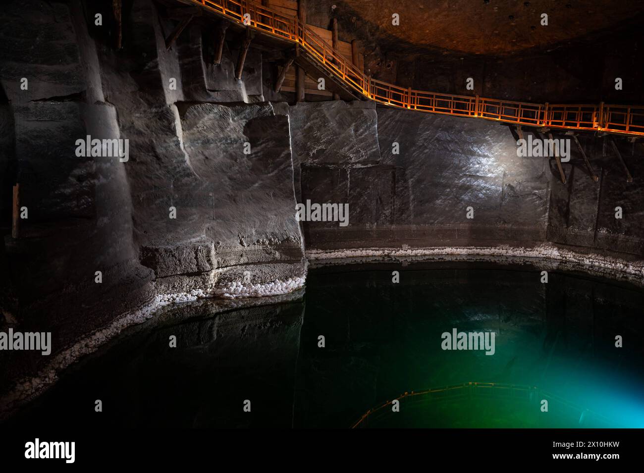 Wieliczka, Polonia, 23 marzo 2024 - struttura artificiale relfecting in a water Pond at the Wieliczka Salt mine Foto Stock