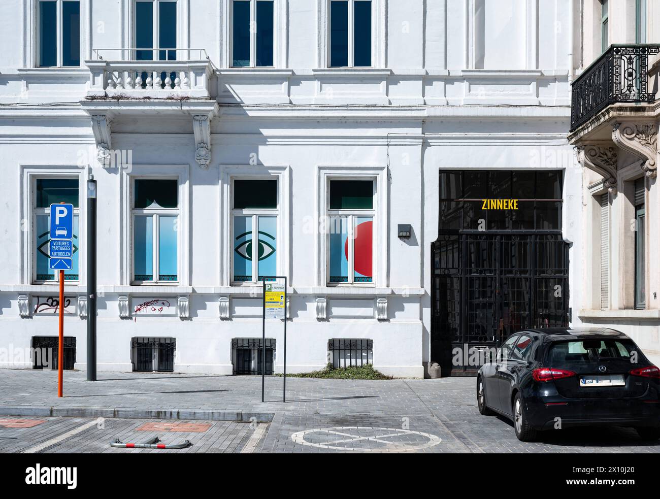 Schaerbeek, Bruxelles capitale, Belgio, 10 aprile 2024 - facciata e ingresso dell'azienda Zinneke, un'organizzazione sociale e culturale Foto Stock