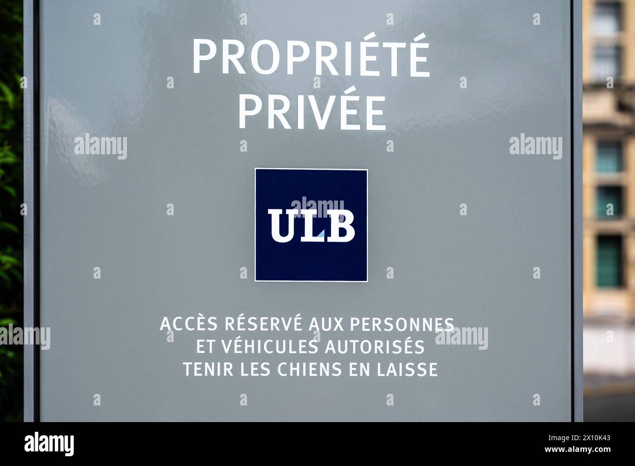 Ixelles, Bruxelles, Belgio - 13 aprile 2024 - segno della proprietà privata dell'ULB, l'Università libera di Bruxelles in francese Foto Stock