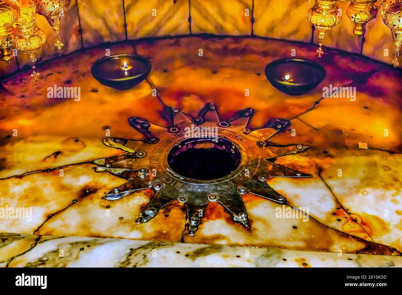 Nascita di Cristo posto al di sopra della Grotta Grotta dove Gesù Cristo nato chiesa della Natività di Betlemme Cisgiordania Palestina. Star permette i credenti a toccare o spot Foto Stock