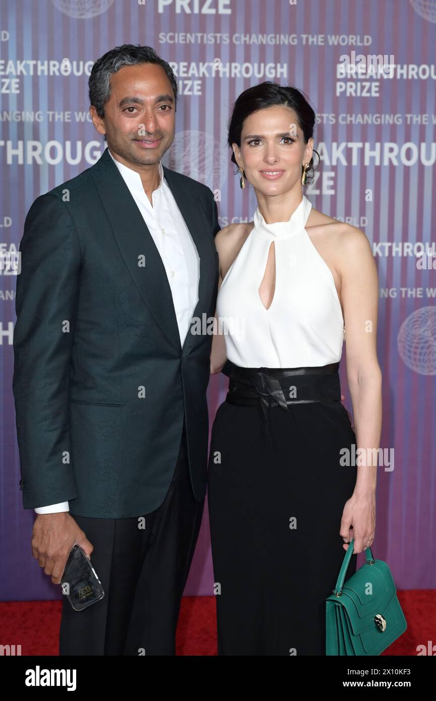 Los Angeles, Stati Uniti. 13 aprile 2024. LOS ANGELES, STATI UNITI. 13 aprile 2024: Chamath Palihapitiya e Nathalie Dompe ai premi Breakthrough 2024 all'Academy Museum. Crediti fotografici: Paul Smith/Alamy Live News Foto Stock