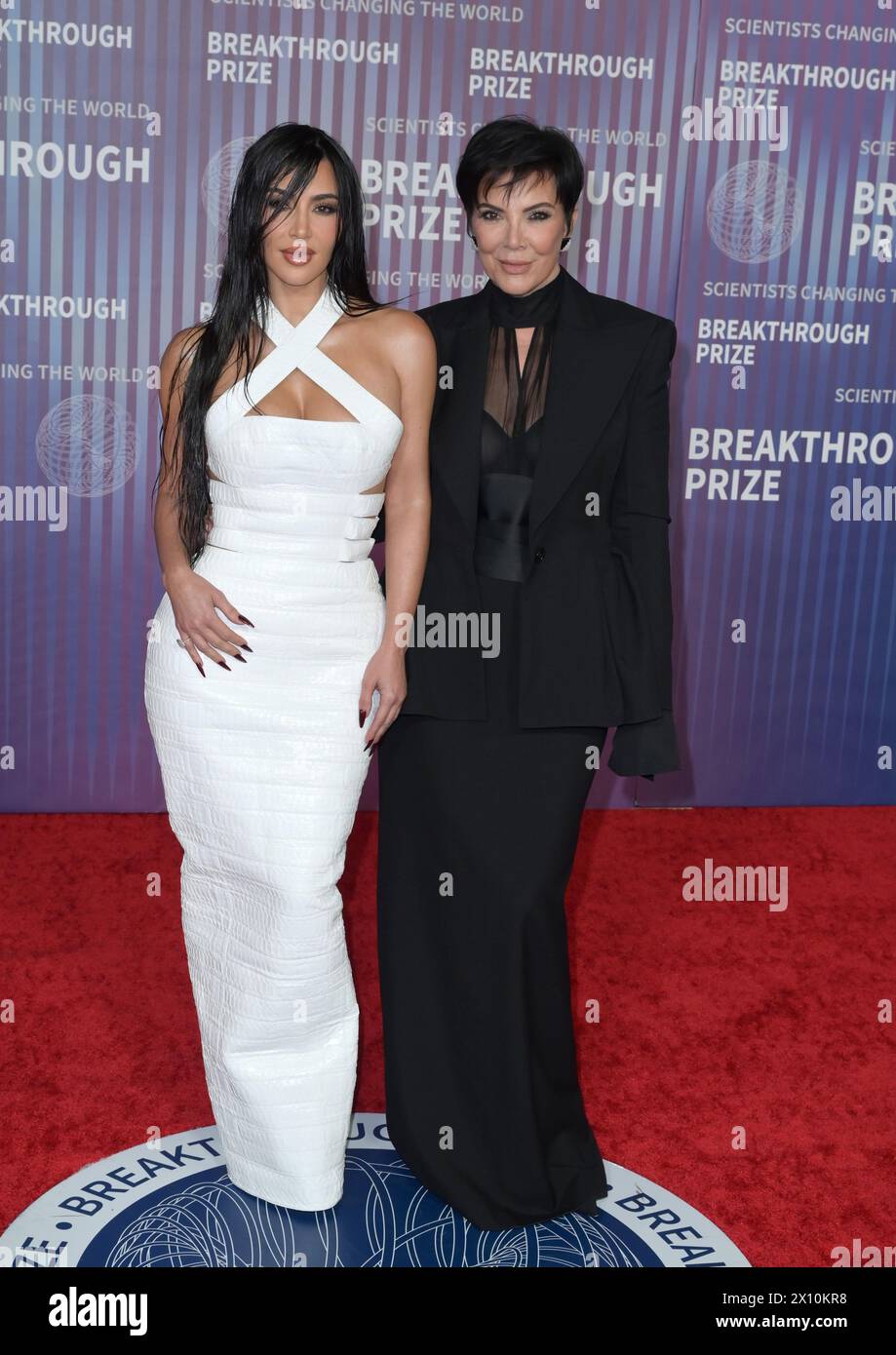 Los Angeles, Stati Uniti. 13 aprile 2024. LOS ANGELES, STATI UNITI. 13 aprile 2024: Kim Kardashian & Kris Jenner ai premi Breakthrough 2024 all'Academy Museum. Crediti fotografici: Paul Smith/Alamy Live News Foto Stock