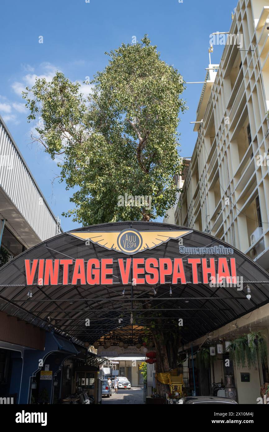 Vespa Cafe d'epoca nel quartiere Song Wat di Bangkok, Thailandia Foto Stock