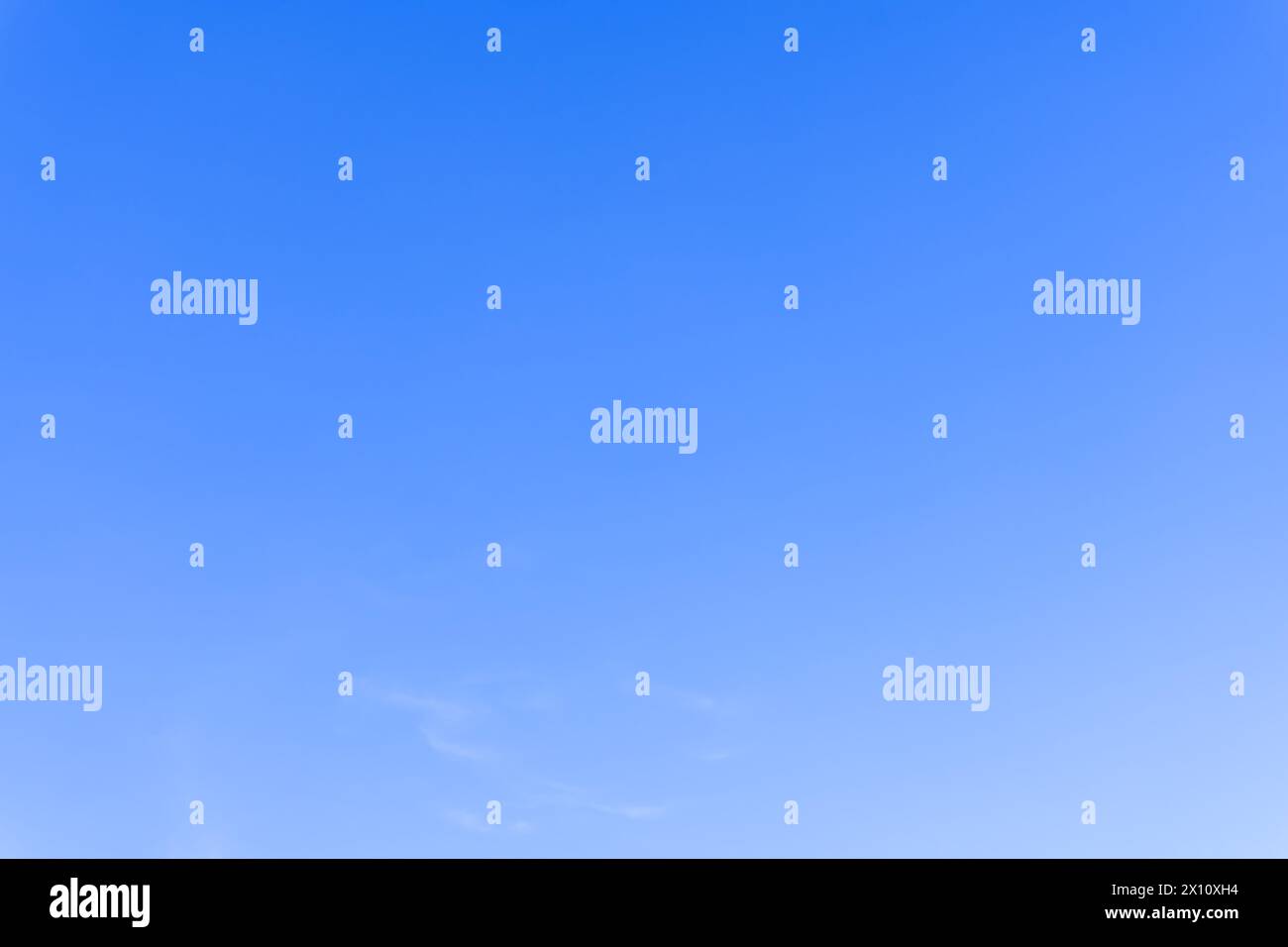 Il bellissimo cielo blu senza nuvole è stato preso al mattino o alla sera, utilizzato come sfondo naturale nelle opere d'arte decorative. Foto Stock