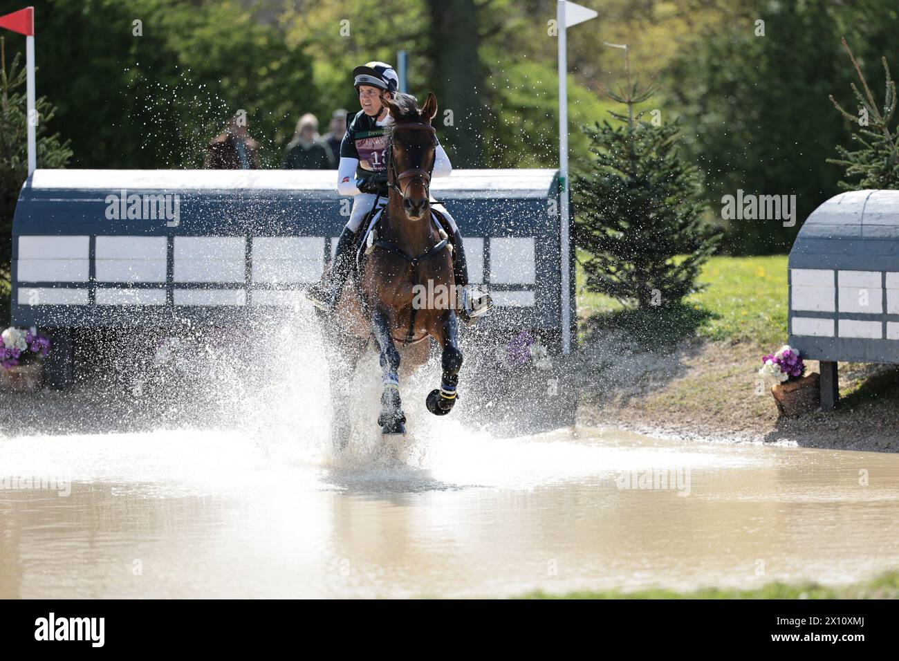 Burnham Market, Norfolk, Regno Unito. 14 aprile 2024. Gubby Leech di Gran Bretagna con ROYAL HARVEST durante il cross country CCI4*-S al Burnham Market International Horse Trials il 14 aprile 2024, Burnham Market, Regno Unito (foto di Maxime David - MXIMD Pictures) crediti: MXIMD Pictures/Alamy Live News Foto Stock