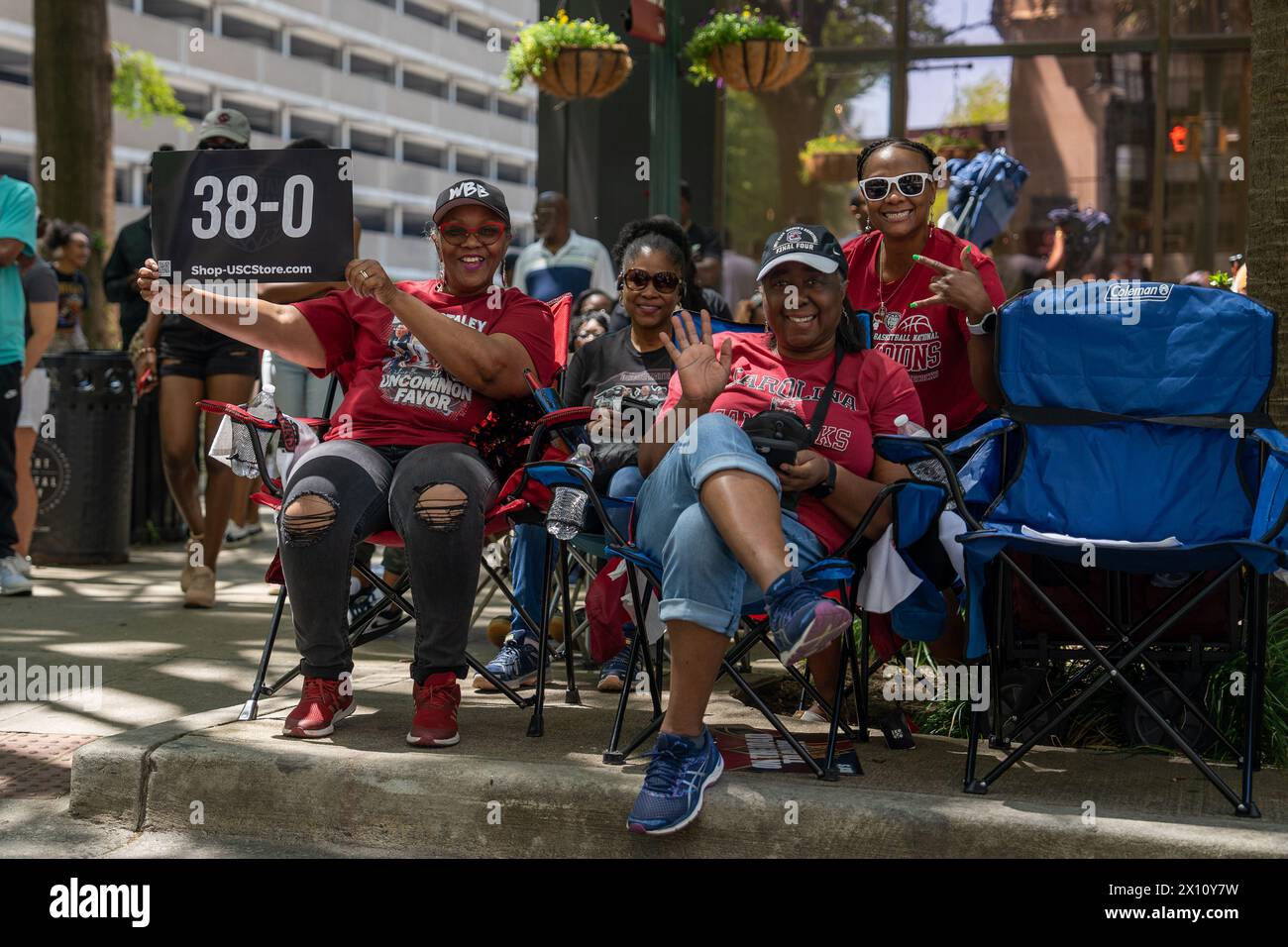 I tifosi di Gamecock hanno festeggiato con la squadra di basket femminile della University of South Carolina alla parata dei campionati di Columbia, South Carolina. Foto Stock I tifosi di Gamecock hanno festeggiato con la squadra di basket femminile della University of South Carolina alla parata dei campionati di Columbia, South Carolina. Foto Stock