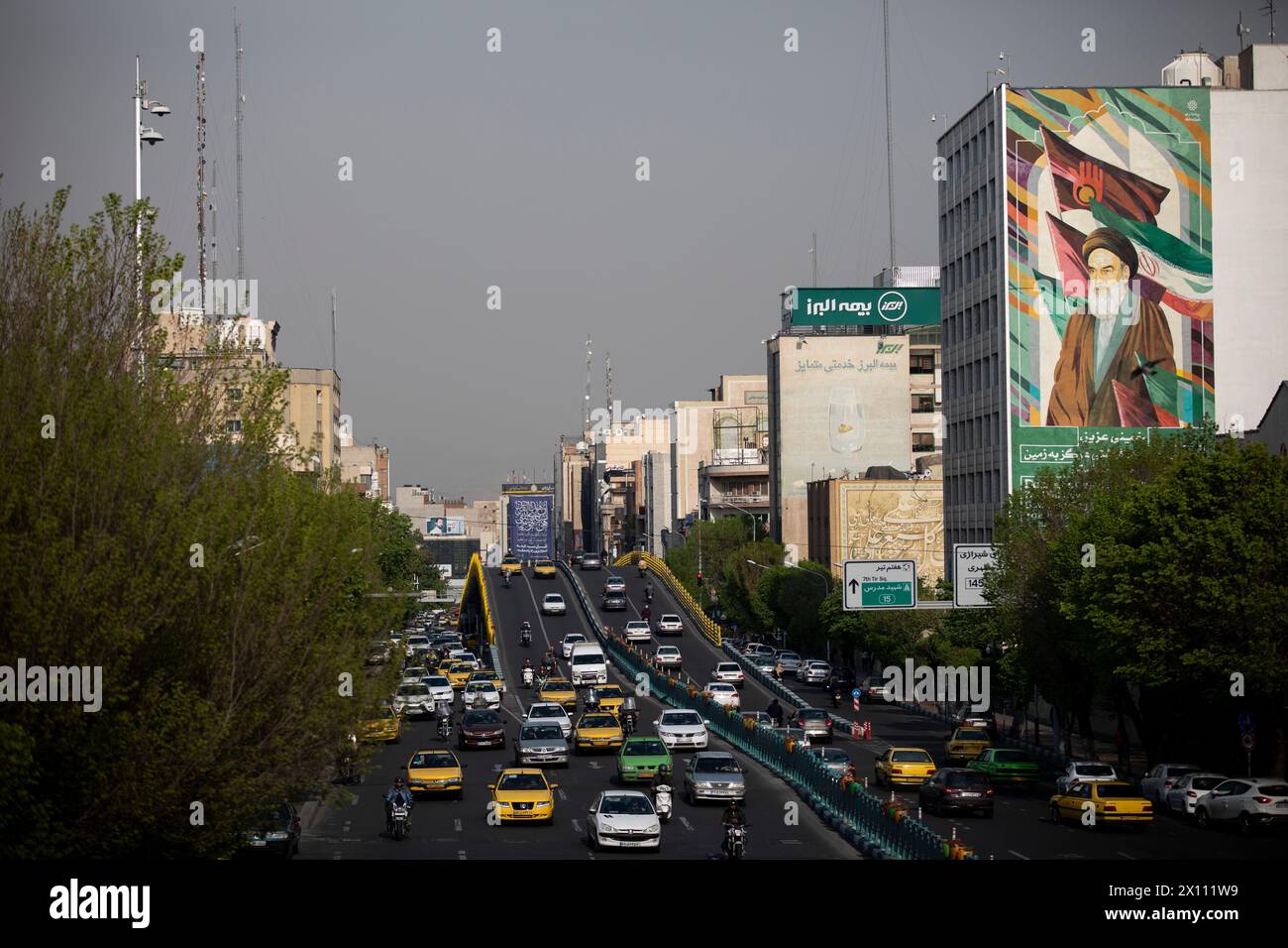 Teheran, Teheran, Iran. 14 aprile 2024. Un ritratto murale dell'ex leader supremo dell'Iran, Ayatollah Khomeini a Teheran, Iran, domenica 14 aprile 2024. Domenica Israele ha salutato le sue difese aeree di fronte a un attacco senza precedenti da parte dell'Iran, affermando che i sistemi hanno ostacolato il 99% degli oltre 300 droni e missili lanciati verso il suo territorio. (Credit Image: © Sobhan Farajvan/Pacific Press via ZUMA Press Wire) SOLO PER USO EDITORIALE! Non per USO commerciale! Foto Stock