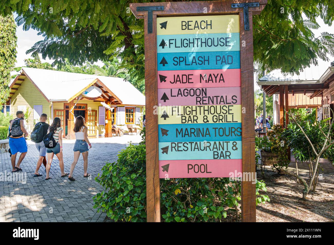 Harvest Caye Island Belize, nave Norwegian Joy Cruise Line, itinerario di 7 giorni nel Mar dei Caraibi, privato, cartello con le frecce per le attrazioni, Foto Stock
