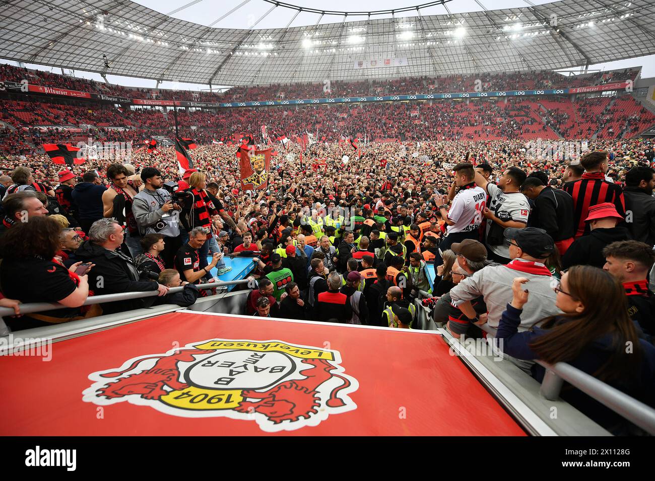 Leverkusen, Germania. 14 aprile 2024. I tifosi del Bayer 04 Leverkusen festeggiano dopo la partita di prima divisione della Bundesliga tra il Bayer 04 Leverkusen e il SV Werder Brema a Leverkusen, in Germania, il 14 aprile 2024. Crediti: Ulrich Hufnagel/Xinhua/Alamy Live News Foto Stock