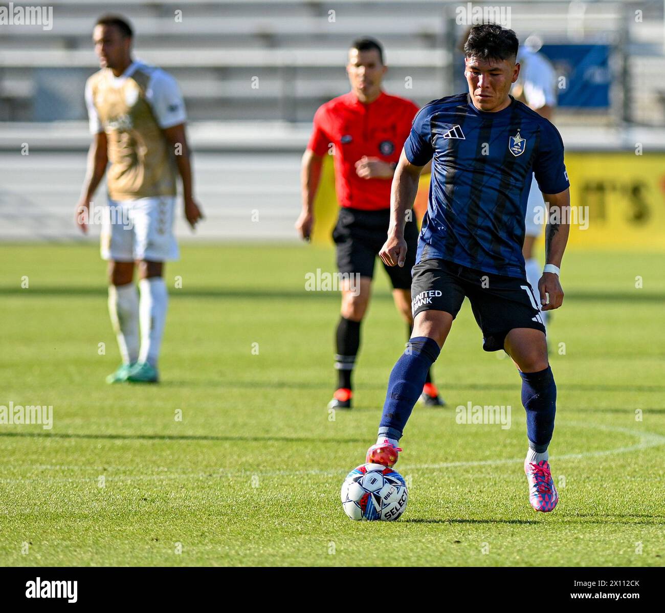 Cary, Carolina del Nord, Stati Uniti. 14 aprile 2024. IL centrocampista del North Carolina FC MIKEY MALDONADO controlla la palla a centrocampo. Il North Carolina FC ospitò il Birmingham Legion FC al WakeMed Soccer Park di Cary, Carolina del Nord. (Credit Image: © Patrick Magoon/ZUMA Press Wire) SOLO PER USO EDITORIALE! Non per USO commerciale! Foto Stock