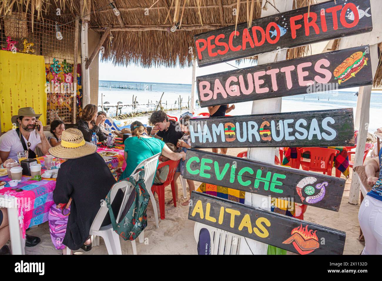 Costa Maya Messico, porto delle navi da crociera, nave Norwegian Joy Cruise Line, itinerario di 7 giorni sul Mar dei Caraibi, Playa Mahahual Beach Malecon, ristorante per famiglie all'aperto Foto Stock