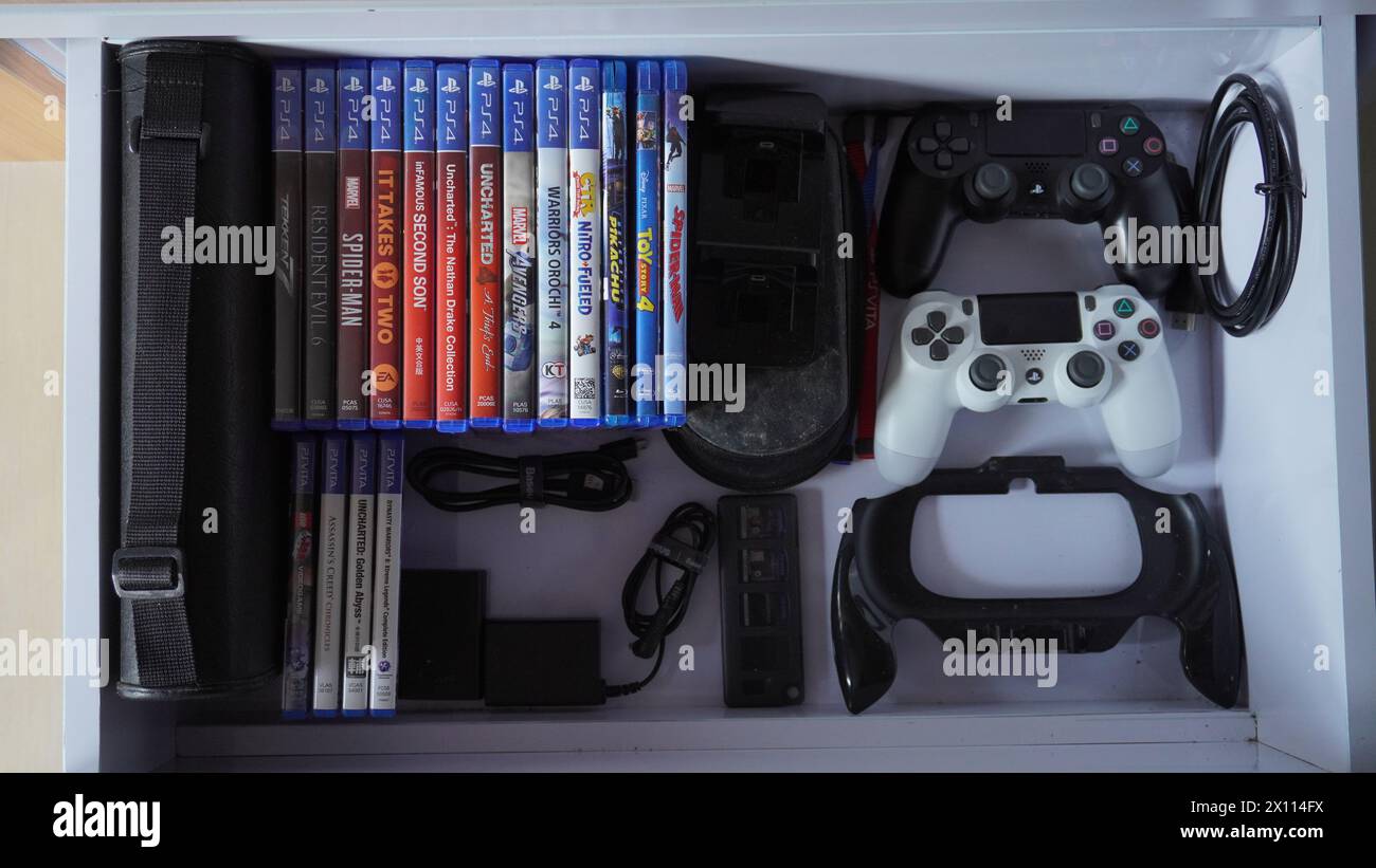 Un cassetto contenente gli accessori per giocare ai giochi PlayStation Foto Stock