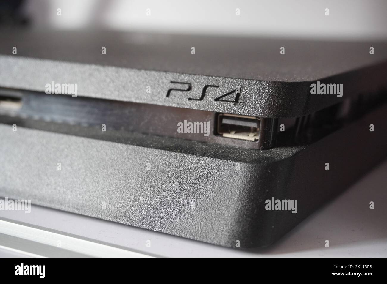 Logo PS4 su PS4 Slim in modalità primo piano Foto Stock
