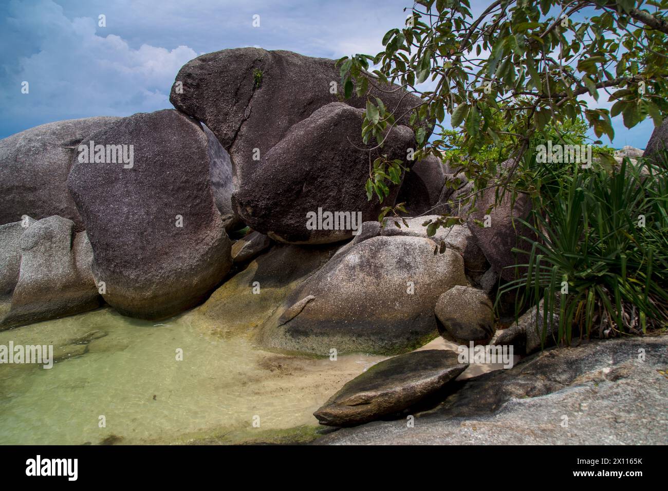 La caratteristica geologica è costituita da rocce granitiche in forma di blocco, che si trovano sulla costa settentrionale dell'isola di Belitung, Bangka Belitung, Indonesia Foto Stock