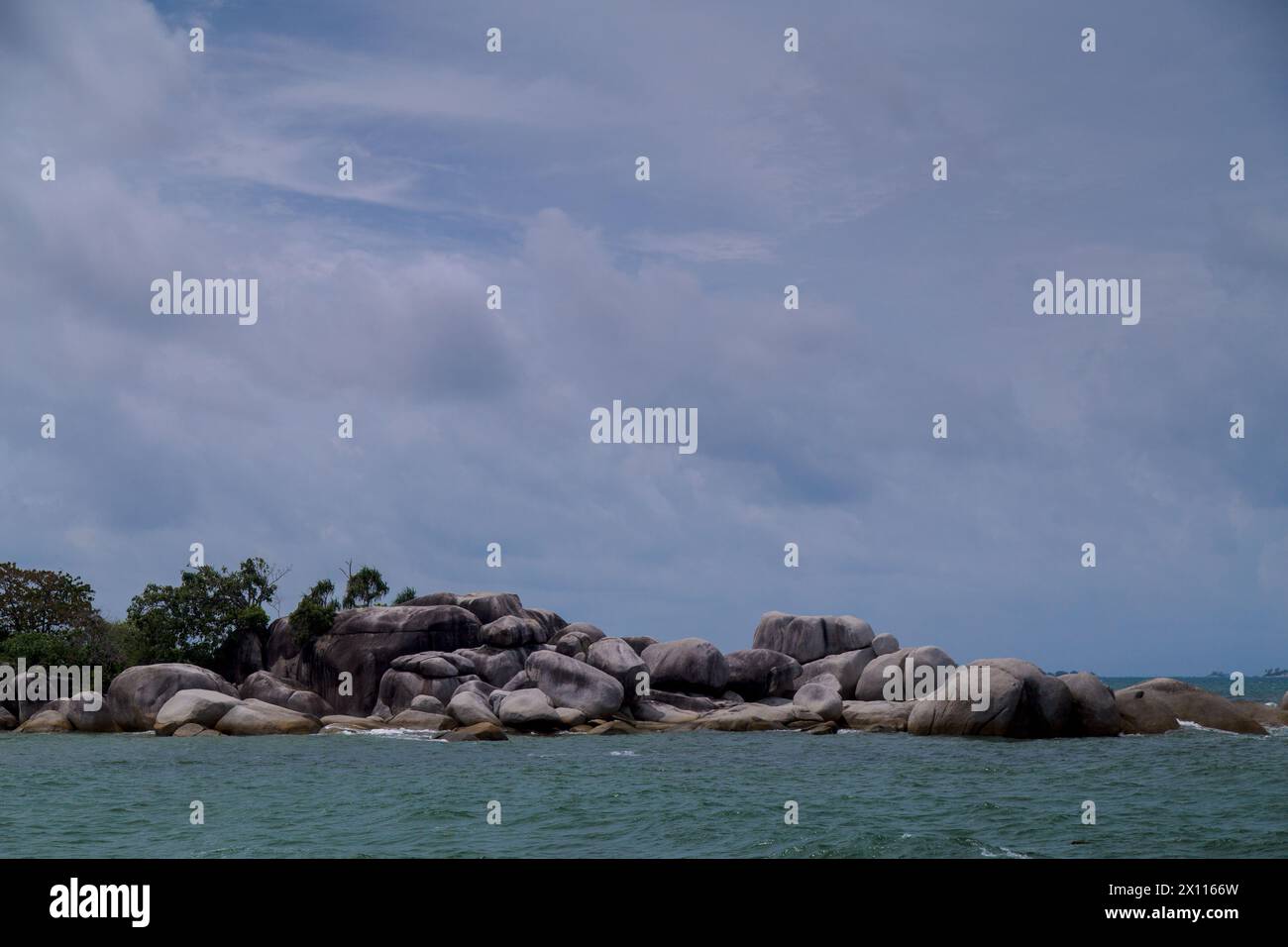 La caratteristica geologica è costituita da rocce granitiche in forma di blocco, che si trovano sulla costa settentrionale dell'isola di Belitung, Bangka Belitung, Indonesia Foto Stock