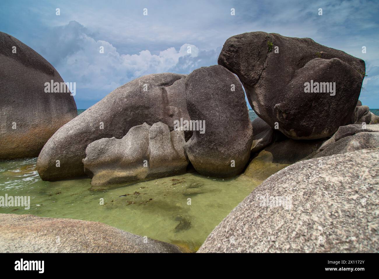 La caratteristica geologica è costituita da rocce granitiche in forma di blocco, che si trovano sulla costa settentrionale dell'isola di Belitung, Bangka Belitung, Indonesia Foto Stock