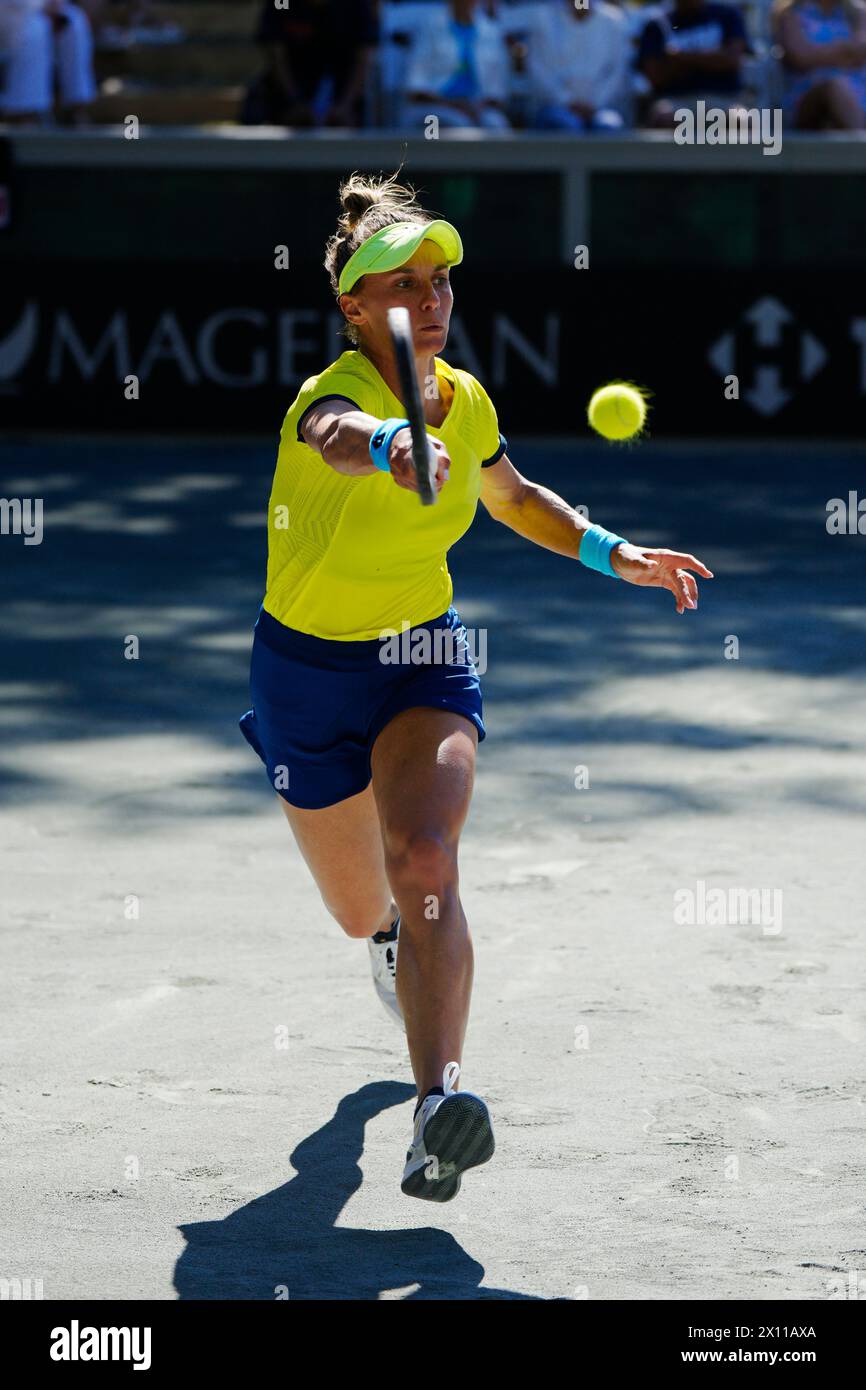 Amelia Island, Florida, Stati Uniti. 13 aprile 2024. Lesia Tsurenko dell'Ucraina colpisce in prima linea contro Jaqueline Cristian della Romania nella quarta partita della qualificazione Billie Jean King Cup ad Amelia Island, Florida. Cristian ha battuto in finale 2-6, 6-4, 6-4. Ucraina e Romania sono pareggiate con 2 partite ciascuna dopo questo risultato. (Credit Image: © Richard Dole/ZUMA Press Wire) SOLO PER USO EDITORIALE! Non per USO commerciale! Foto Stock