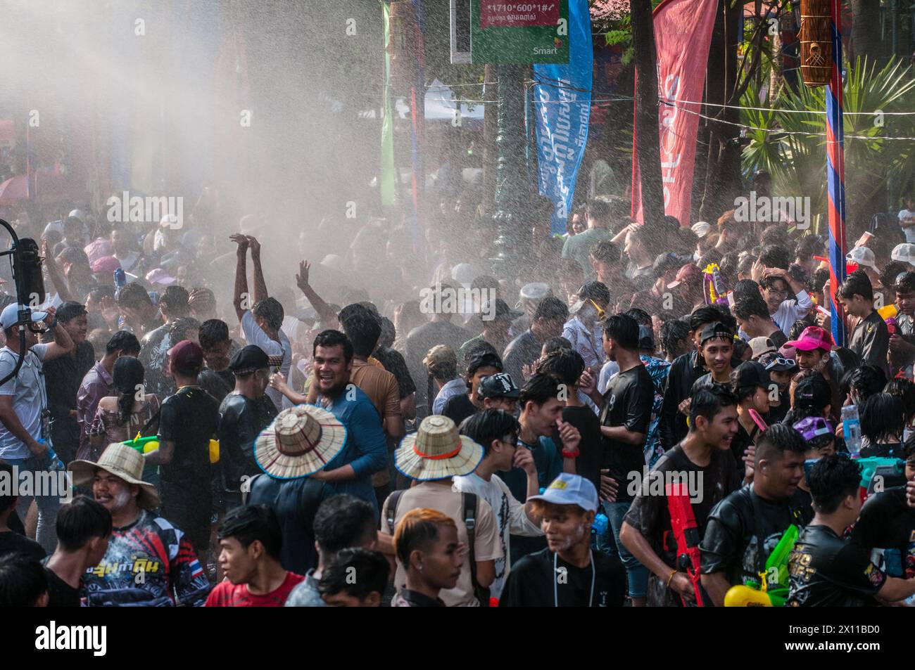 L'acqua viene spruzzata su una folla densamente affollata durante il festival cambogiano del capodanno. Wat Phnom, Phnom Penh, Cambogia. © Kraig Lieb Foto Stock