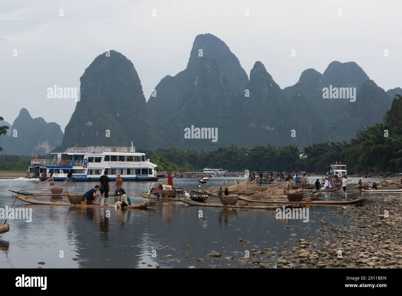 Contea di Yangshuo, Guilin, Guangxi, Cina - 29 luglio 2023: Molti turisti si divertono lungo il fiume Lijiang Foto Stock