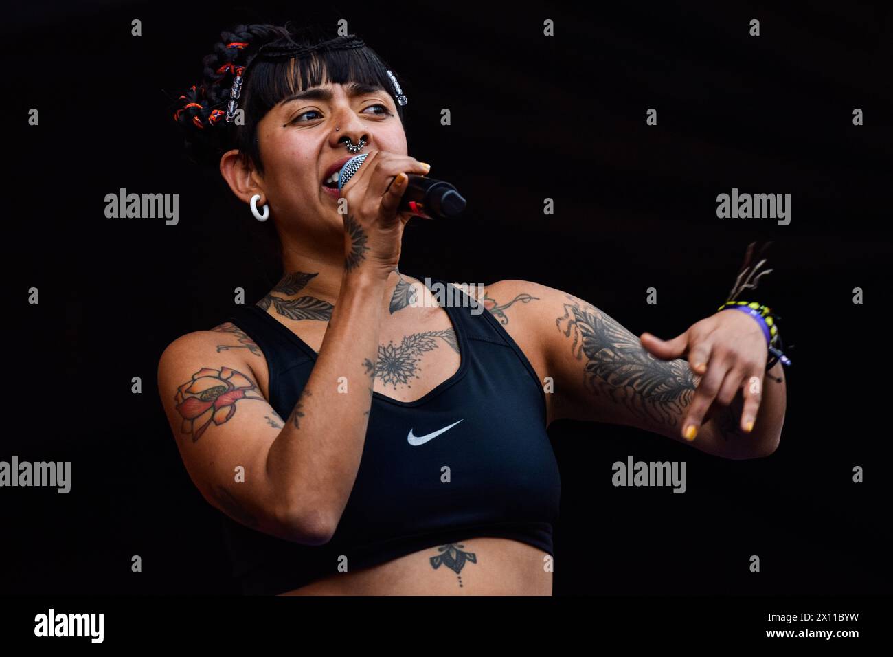 Bogotà, Colombia. 12 aprile 2024. La muchacha y el Propio Junte suona durante il concerto Paz Rock a Bogotà, Colombia, il 12 aprile 2024. Foto di: Cristian Bayona/Long Visual Press credito: Long Visual Press/Alamy Live News Foto Stock