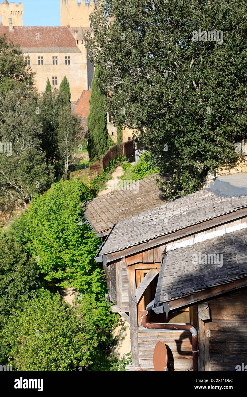 Casa troglodita contemporanea in cima alla scogliera vicino al forte Château de Beynac nel Périgord Noir. Parte superiore della casa, tetto in vetro, tetto a forma di pesce Foto Stock