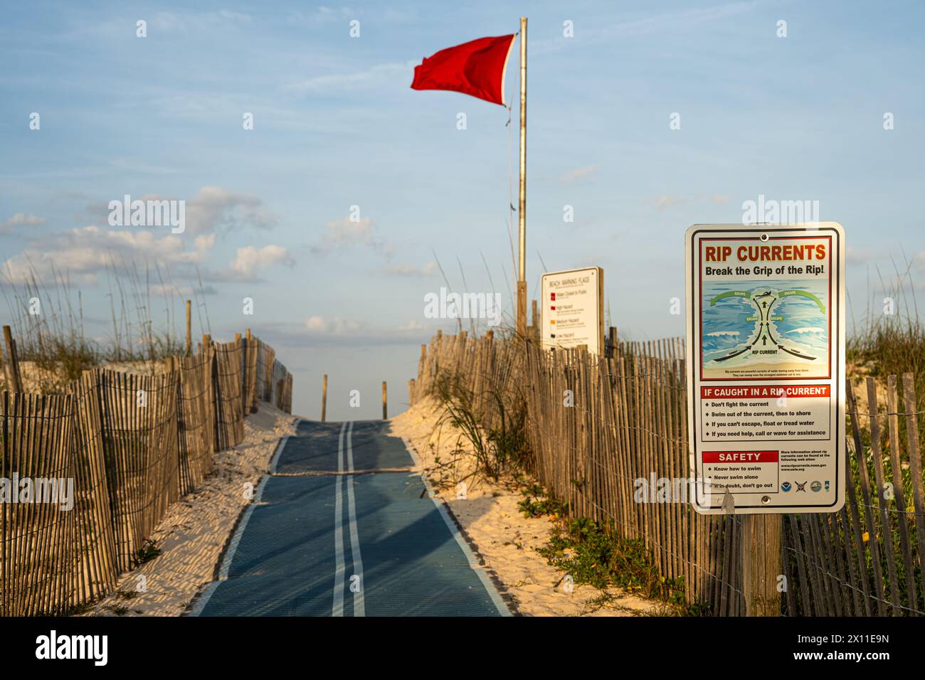 Accesso alla spiaggia del Fort Matanzas National Monument con cartelli segnaletici e bandiera sull'isola di Anastasia nella Florida nord-orientale. (USA) Foto Stock