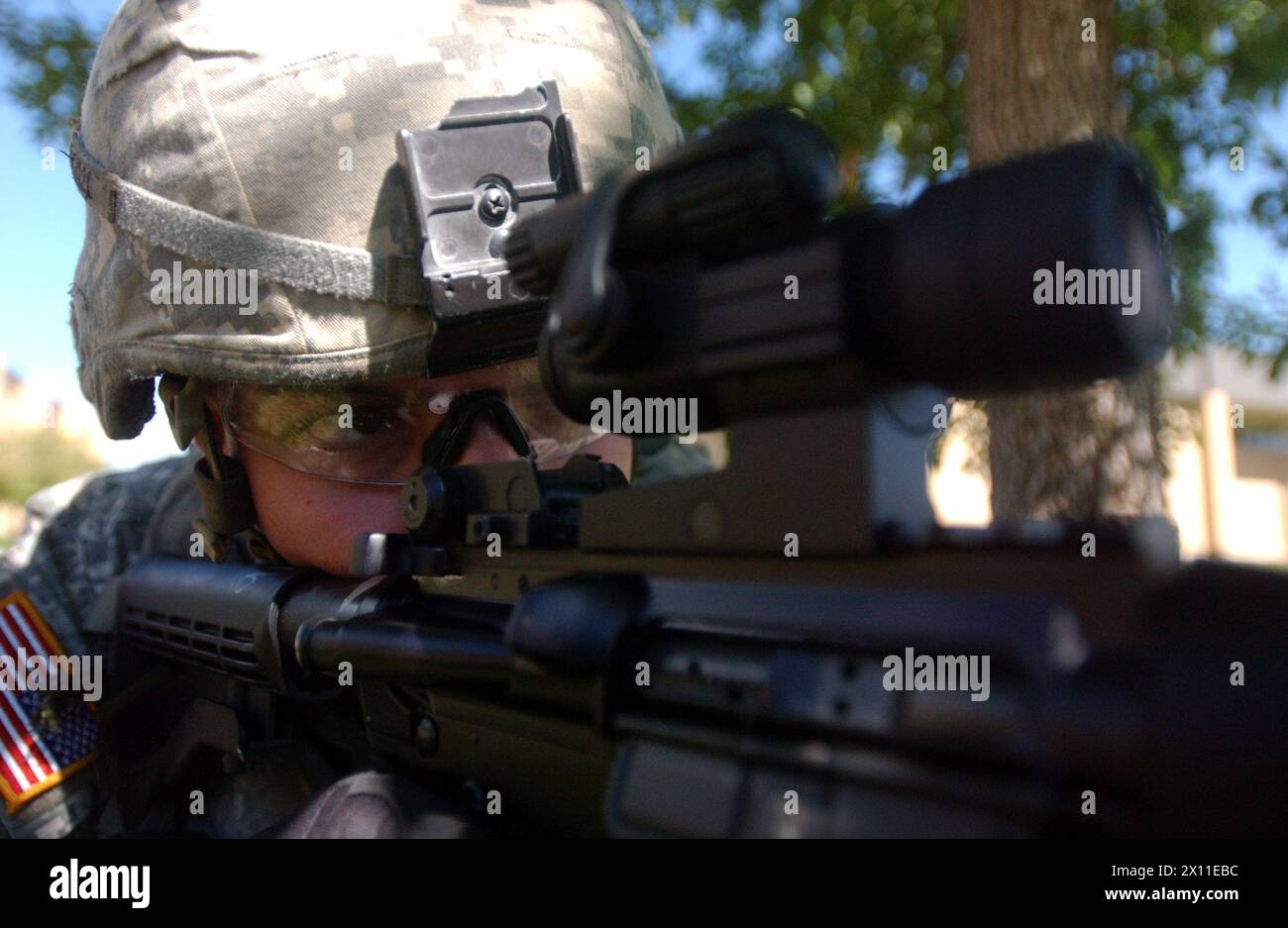 Anthony Ehinger, M-240B Gunner, Headquarters and Headquarters Company, 3rd Special Troops Battalion, 3rd Brigade Combat Team, 4th Infantry Division, si prepara a sparare il fucile M-4, 5 settembre (2007 per metadati) durante un esercizio di addestramento a Fort Carson, Colosso. Foto Stock