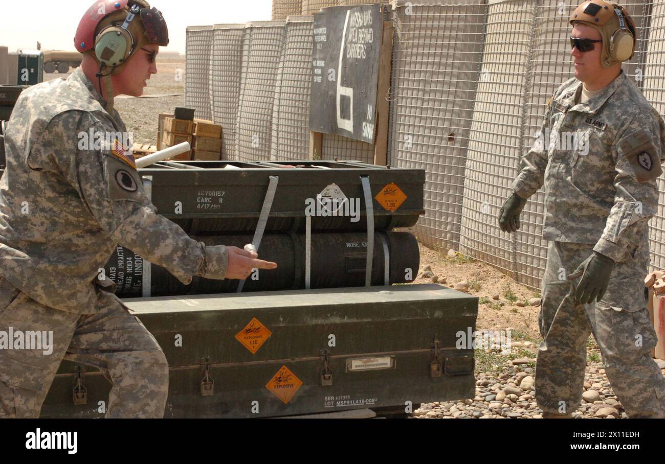 Pvt. Jessie W. Grigsby e SPC. Jay Gage riparatori di sistemi di armamento/elettrici/avionici per la Bravo Company, 209th Aviation Support Battalion, 25th Combat Aviation Brigade, alla contingenza Operating base Speicher Move le armi utilizzate al Fuel Armaments Refueling Point (FARP) CA. 1° maggio 2007 (data per metadati) Foto Stock