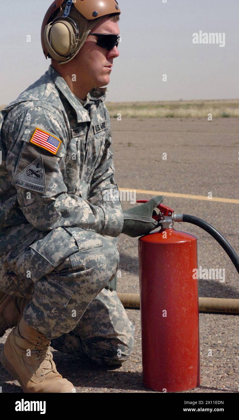 Pvt. Jessie W. Grigsby riparatore di sistemi armamenti/elettrici/avionici per la Bravo Company, 209th Aviation Support Battalion, 25th Combat Aviation Brigade, alla base operativa Speicher utilizza tutti i requisiti di sicurezza durante un armamento di un Kiowa CA. 1° maggio (2007 per metadati). Foto Stock