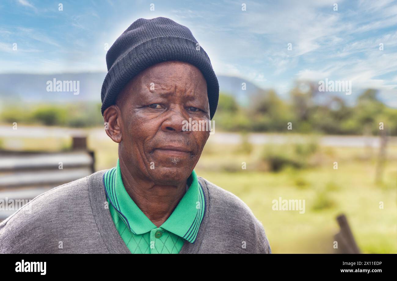 ritratto di un vecchio uomo africano nel cortile del villaggio sudafricano Foto Stock