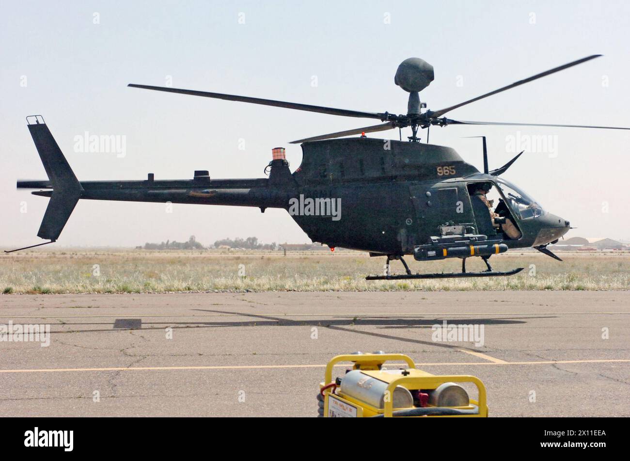 Un OH-58 Kiowa decolla per una missione dopo essere stato armato al Fuel Armaments Refueling Point (FARP) alla base operativa di contingenza Speicher. La FARP è l'unica sede al COB Speicher dove gli aerei possono essere riforniti e armati di CA. 1 maggio 2007 (data per metadati) Foto Stock