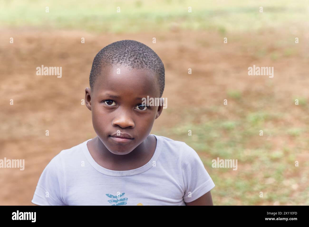 ritratto di un bambino nel cortile del villaggio sudafricano Foto Stock