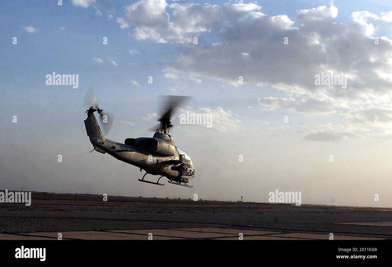 Afghanistan: Un AH-1W 'Super Cobra' con Marine Light Attack Helicopter Squadron 367, Marine Aircraft Group 40, Marine Expeditionary Brigade-Afghanistan, decolla per fornire ricognizione aerea per il 2nd Battalion, 2nd Marine Regiment, Regimental Combat Team 7, MEB-A, dopo aver effettuato rifornimento rapido, 23 gennaio 2010. Foto Stock