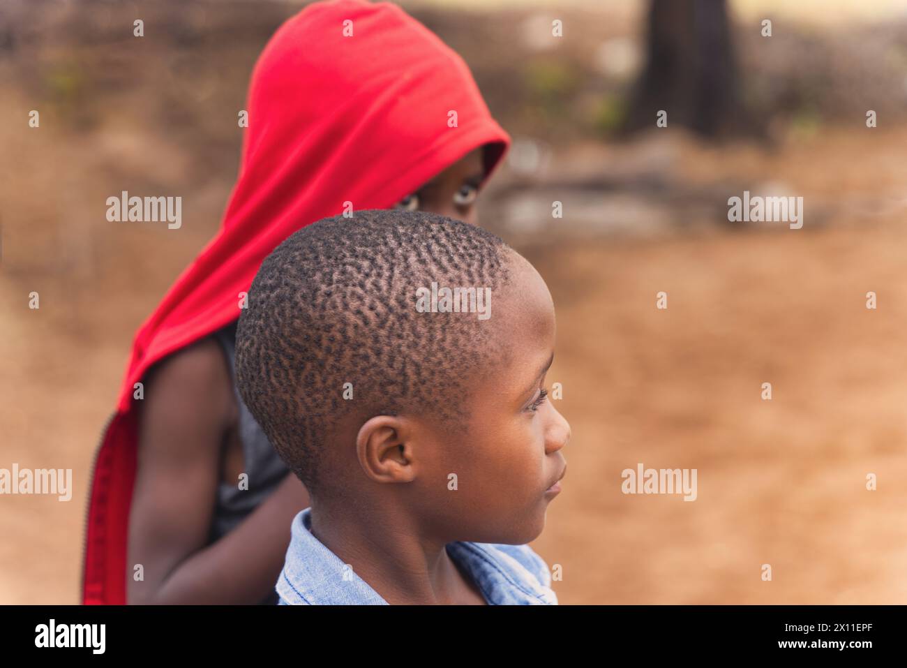 ritratto di bambini africani, che giocano all'aperto nel villaggio Foto Stock